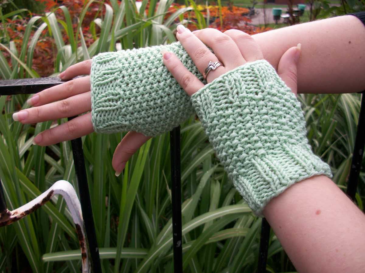 Easy fingerless gloves knitting pattern