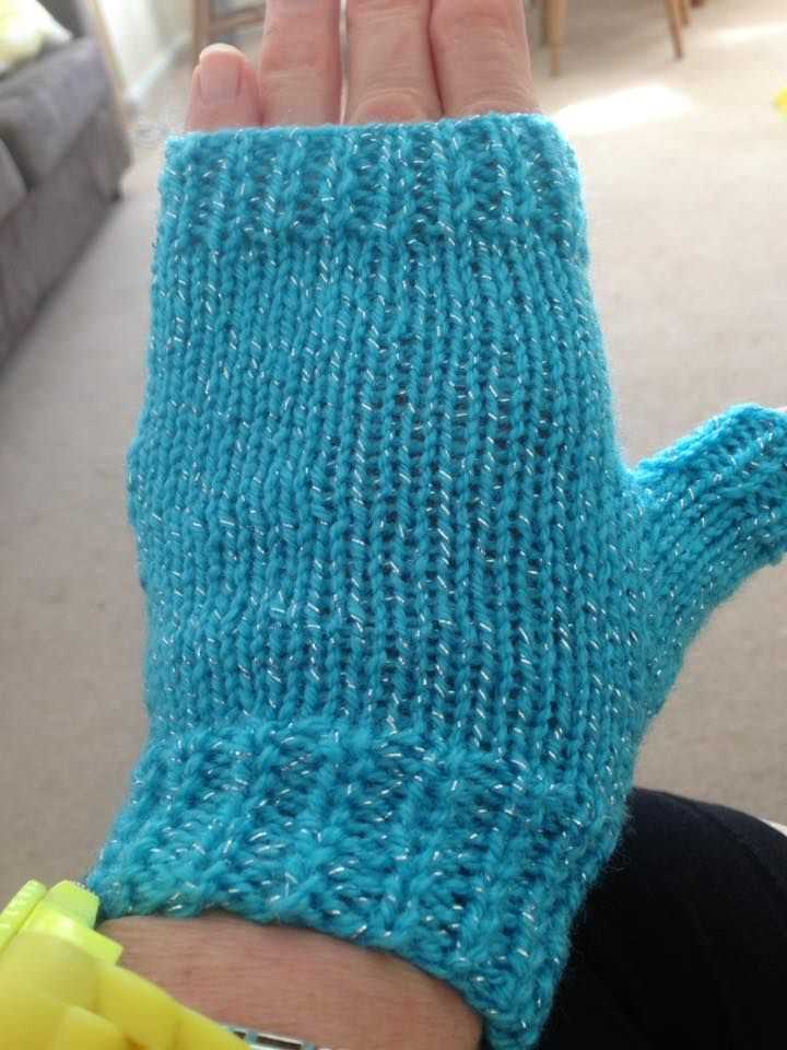 Easy fingerless gloves knitting pattern