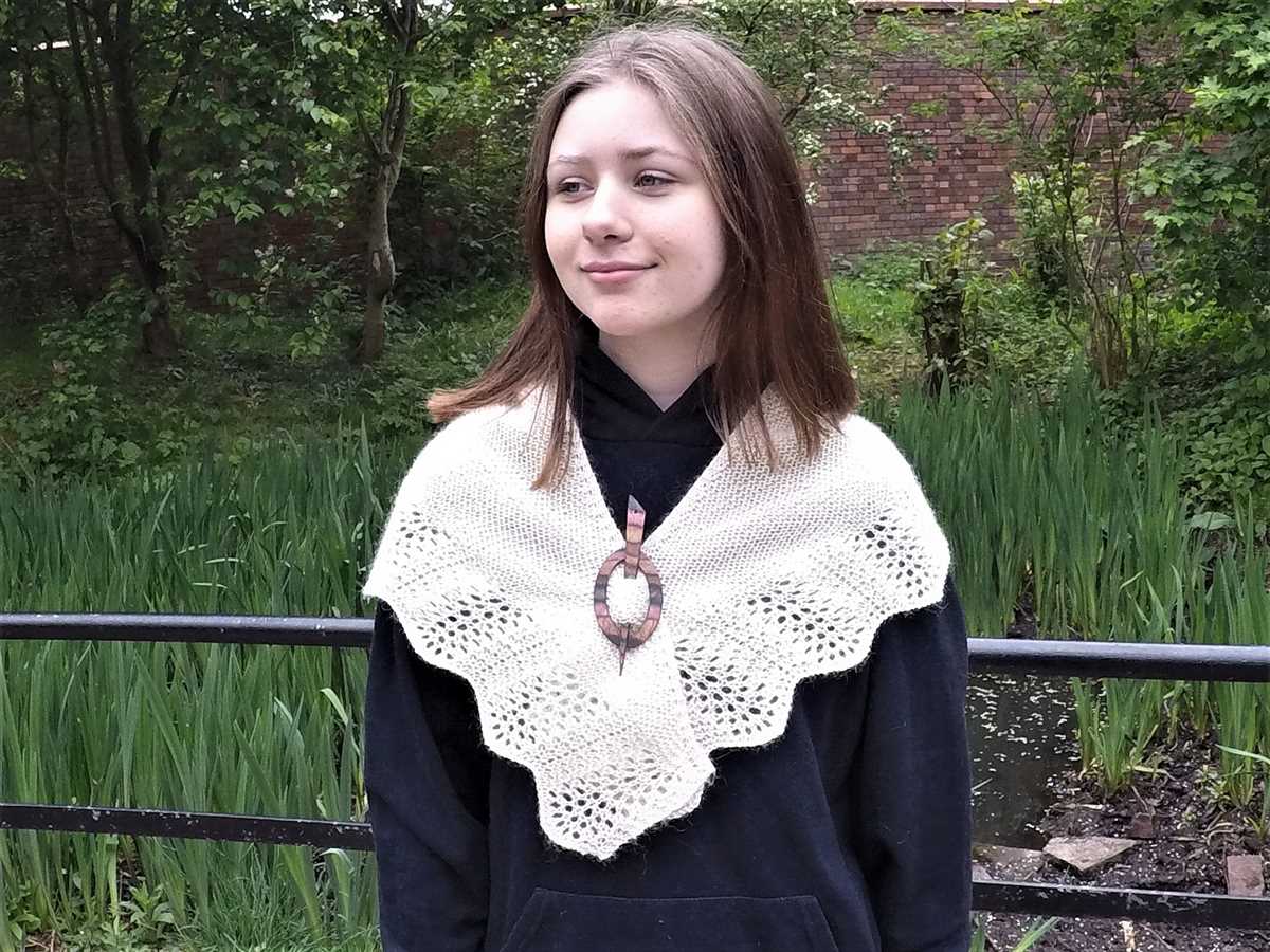 Free crescent shawl knitting pattern