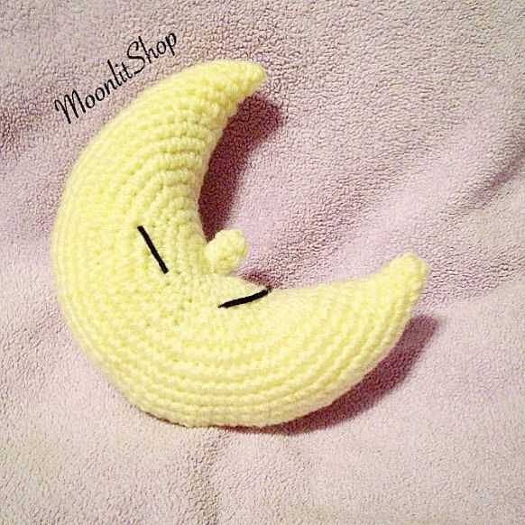 Knitted moon pattern