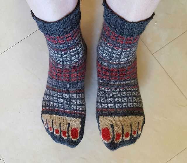 Split toe socks knitting pattern