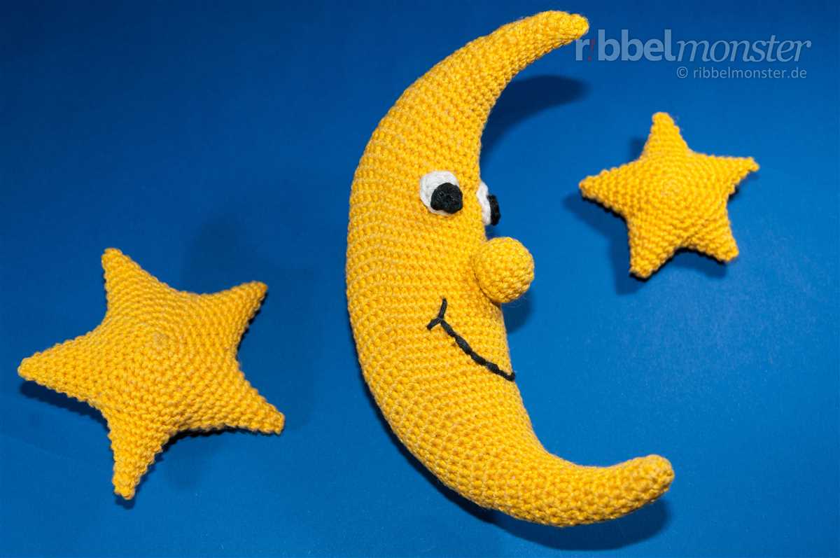 Knitted moon pattern