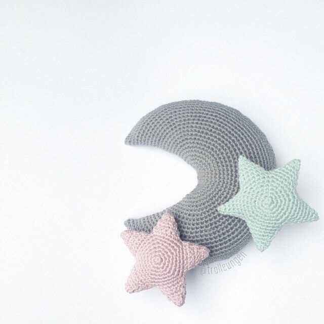 Knitted moon pattern