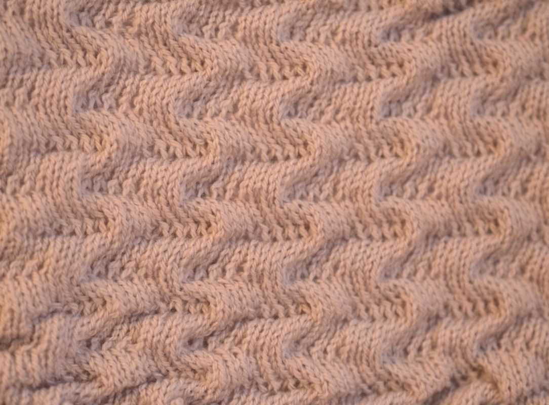 How to lay out a pattern on knit fabric